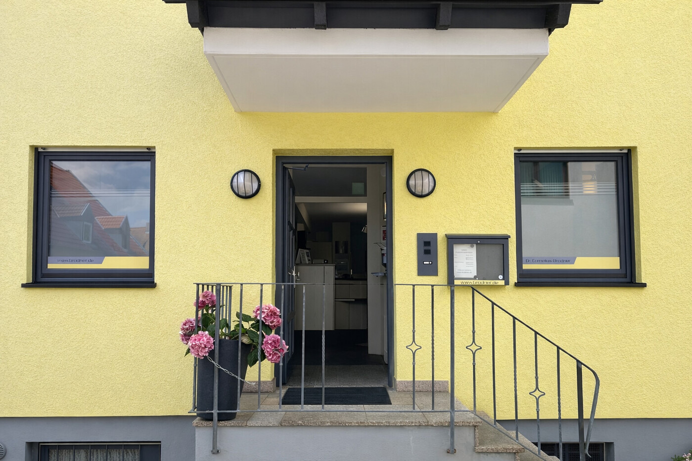 Eingangstür zur Praxis