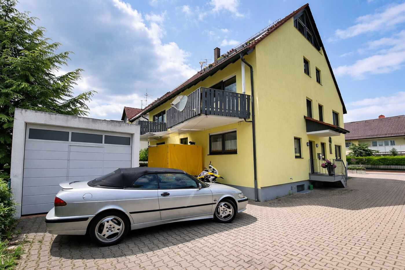 Garage und Stellplätze