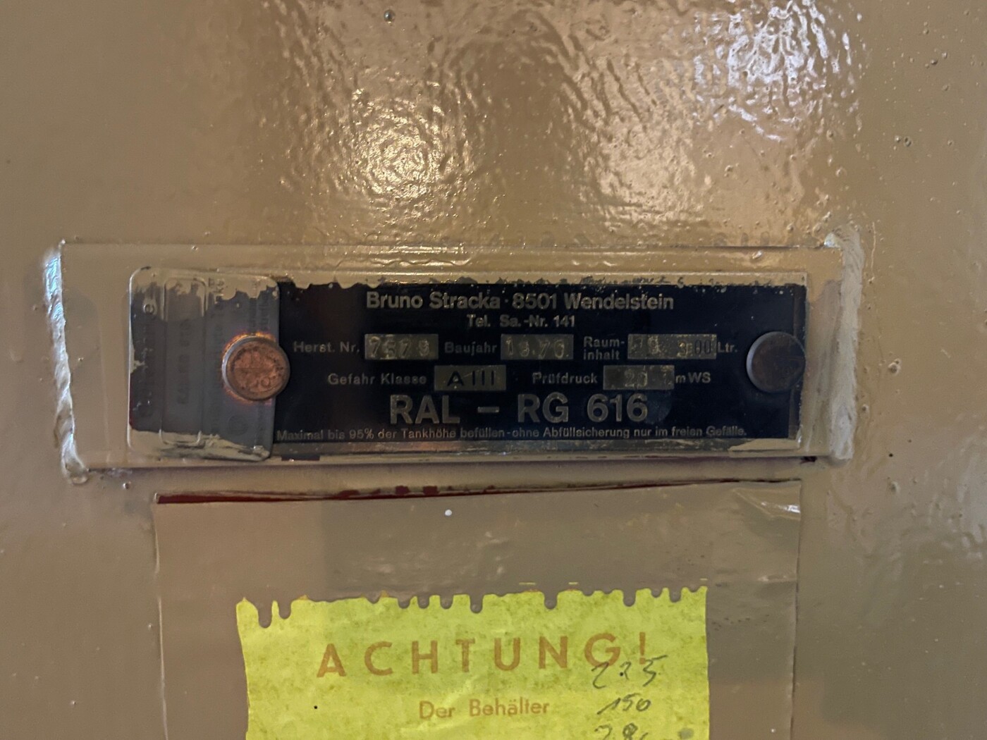 Plakette des Öltanks