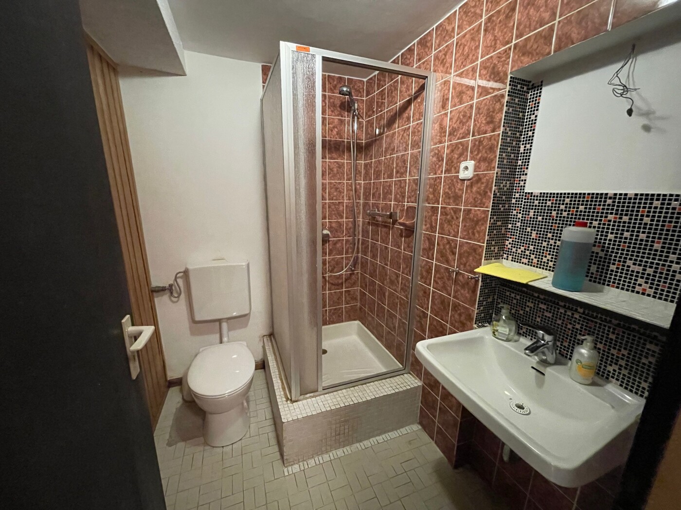 Kleines Badezimmer im Keller