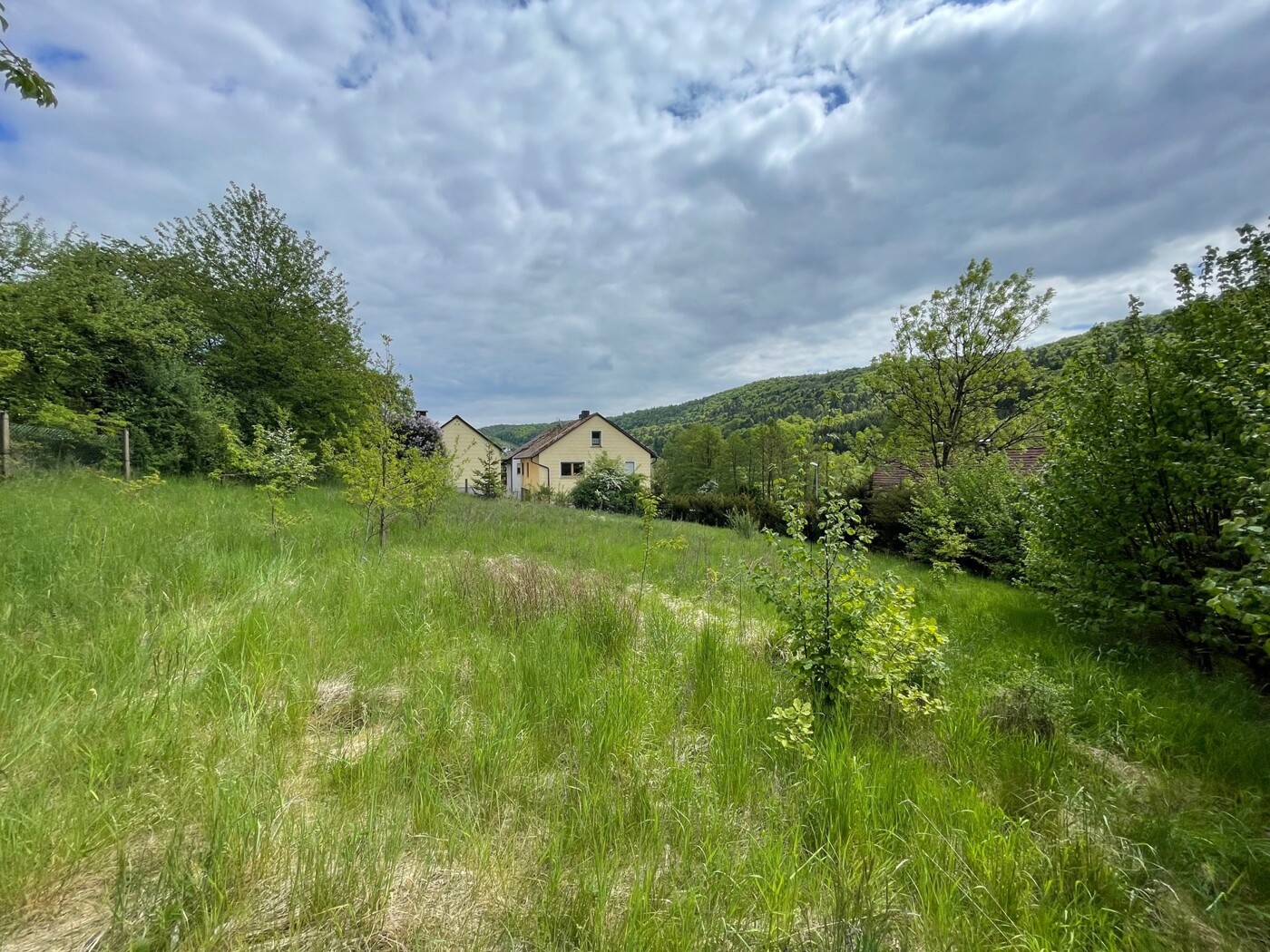 Blick in das benachbarte Baugrundstück