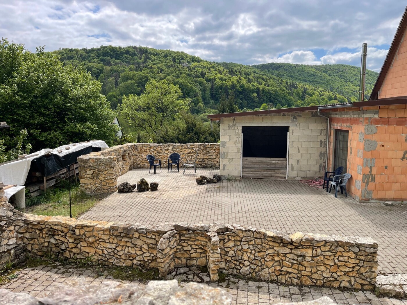 Hofbereich und kleine Terrasse