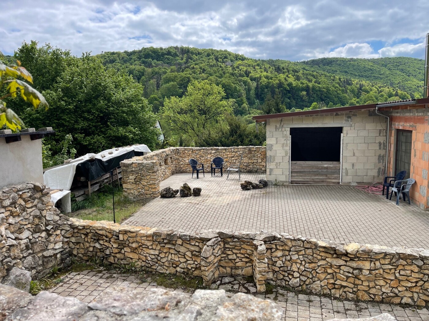 Hofbereich und kleine Terrasse
