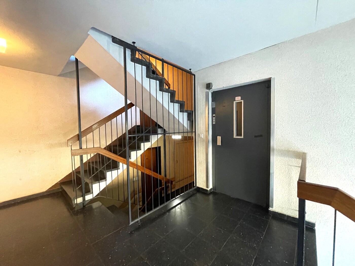 Treppenhaus und Aufzug