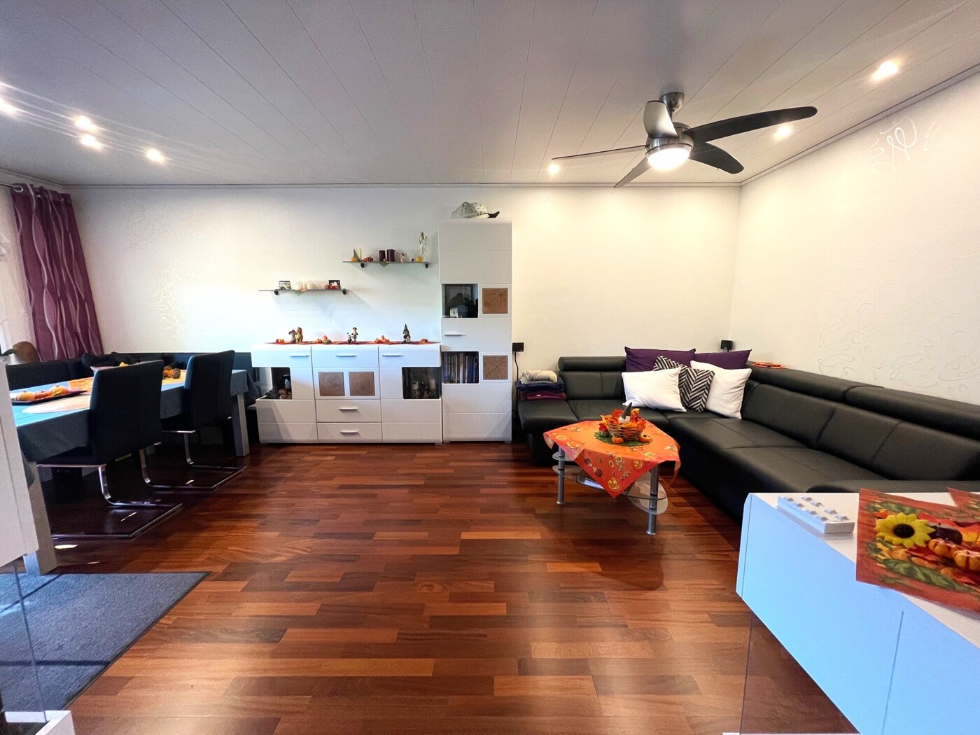 Blick ins Wohnzimmer