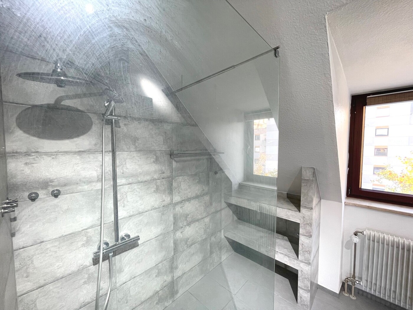 Badezimmer - Ablage in der begehbaren Dusche