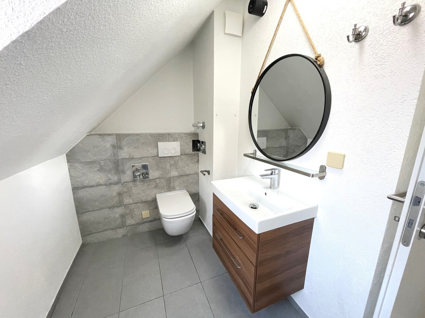 Badezimmer - WC und Waschbecken