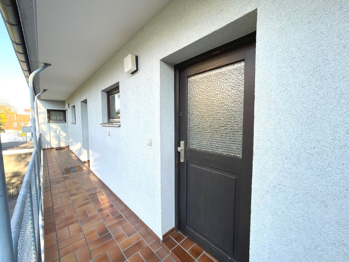 Laubengang und Wohnungseingangstür