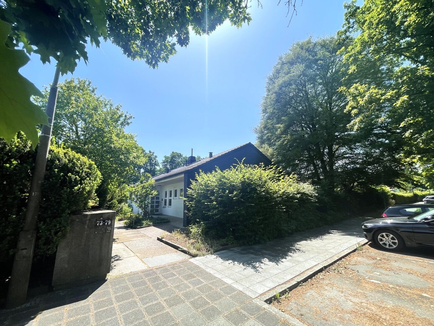 Hausansicht von der Straße - weit