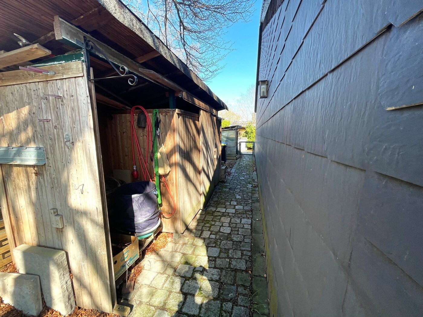 Seitlicher Weg um das Haus herum