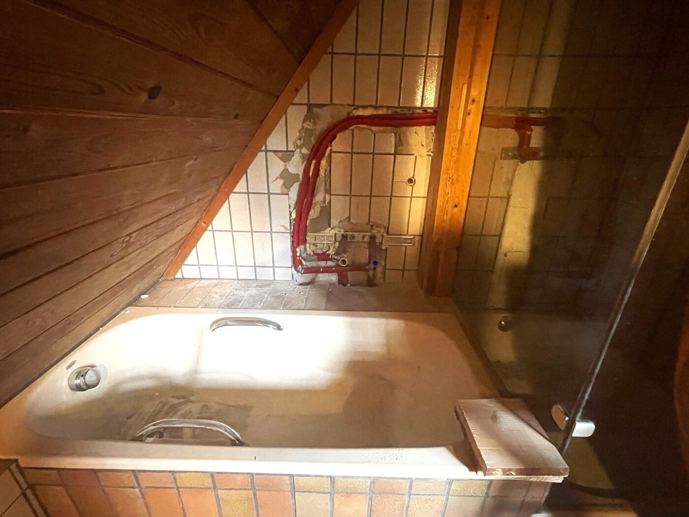 Unsaniertes Bad - Badewanne