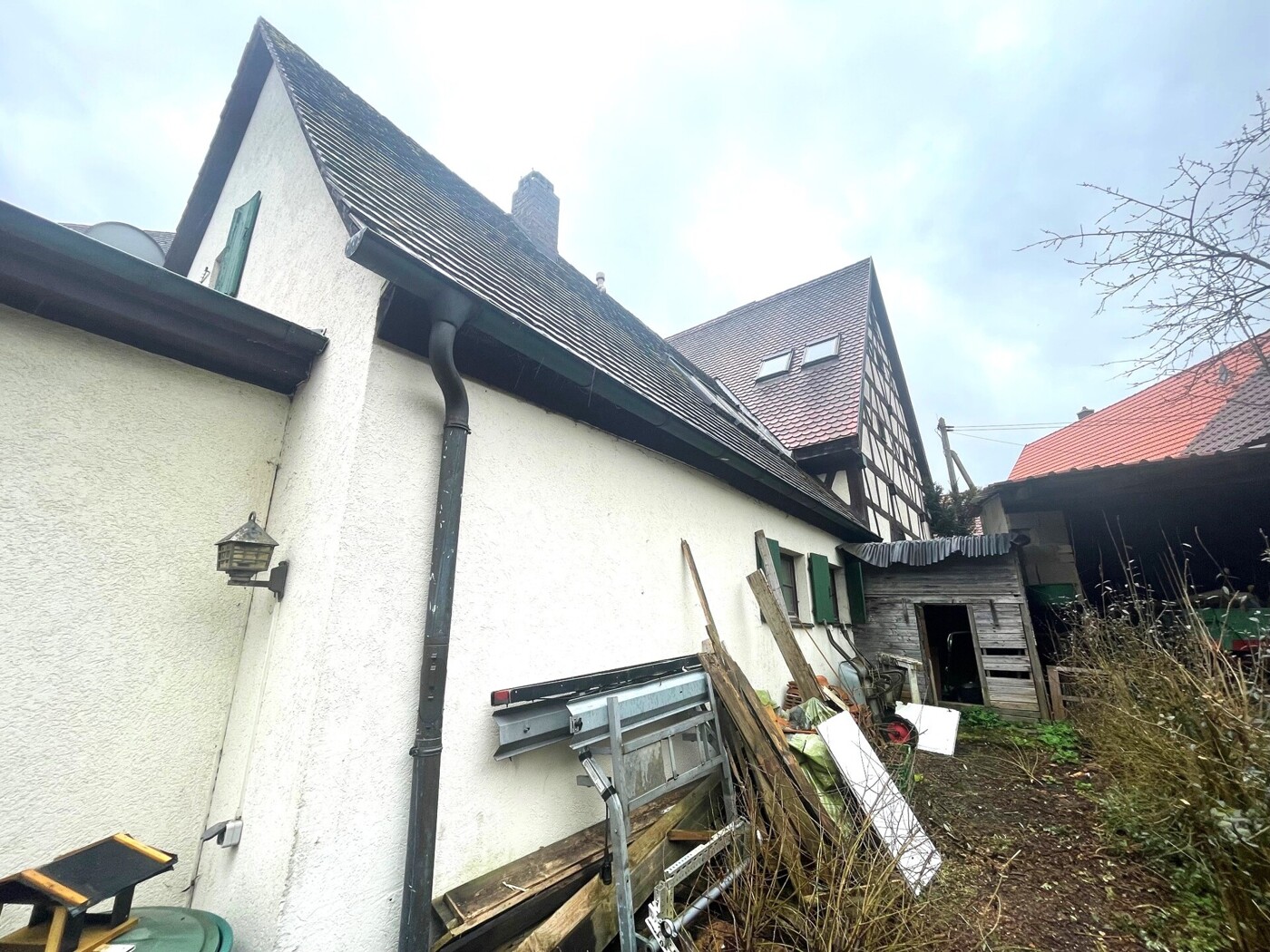 Seitlicher Bereich hinter dem Haus
