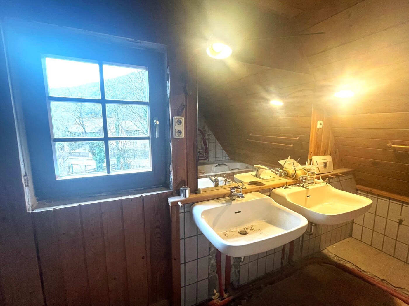 Unsaniertes Badezimmer - Fenster und Waschbecken