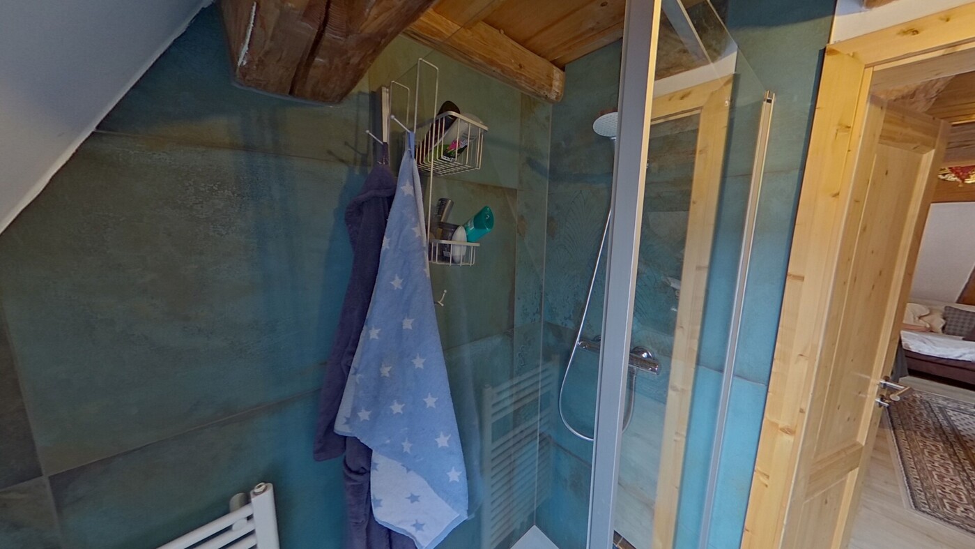 Kleines Badezimmer mit Dusche im Obergeschoss
