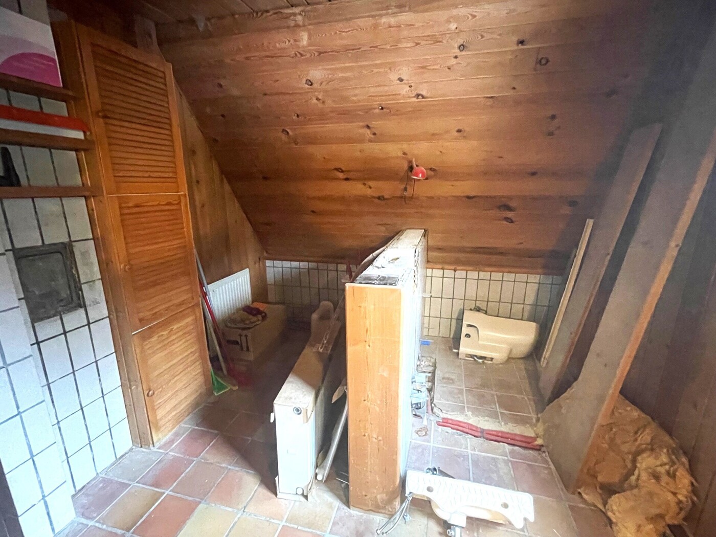 Unsaniertes Badezimmer - Foto