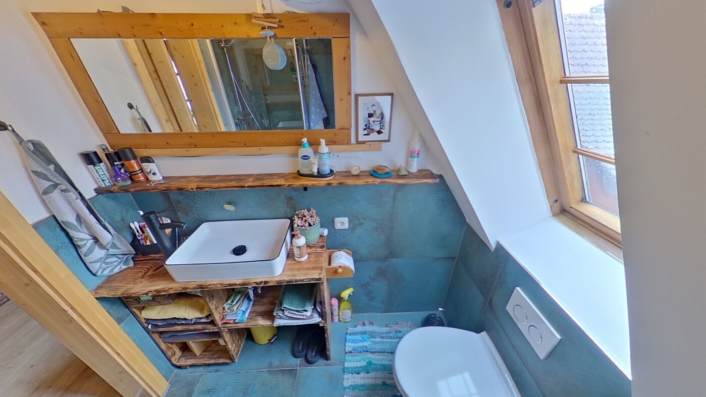 Kleines Badezimmer mit Fenster im Obergeschoss