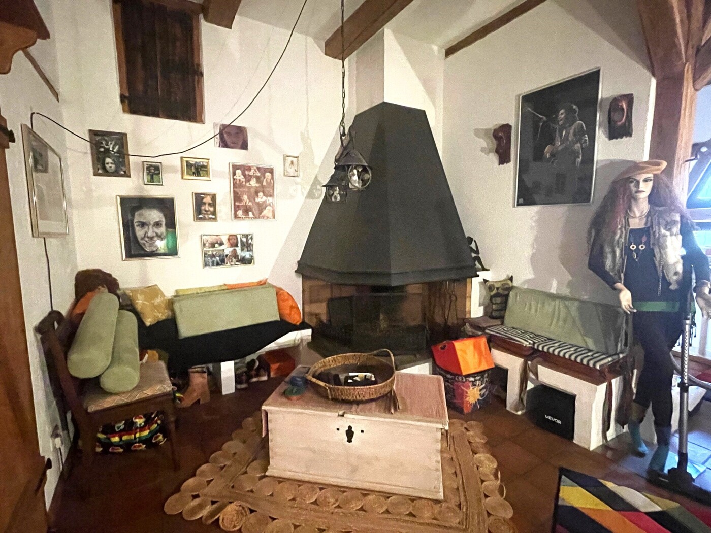 Sitzecke mit offenem Kamin im EG