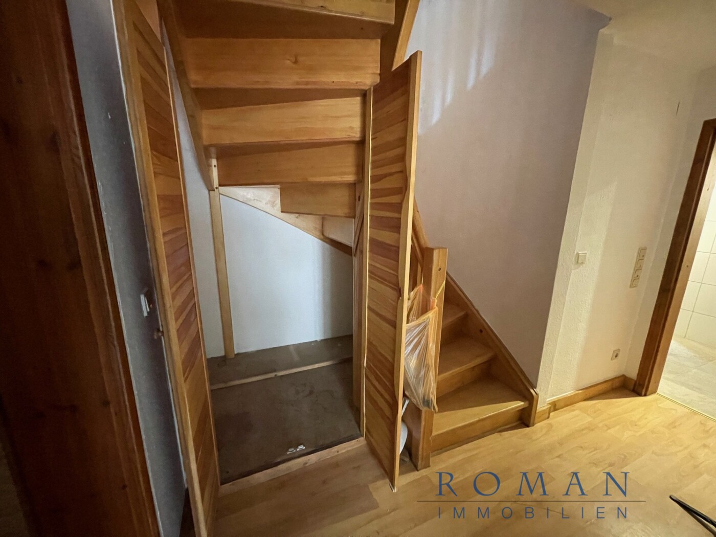 1. OG: Abstellfläche unter der Treppe