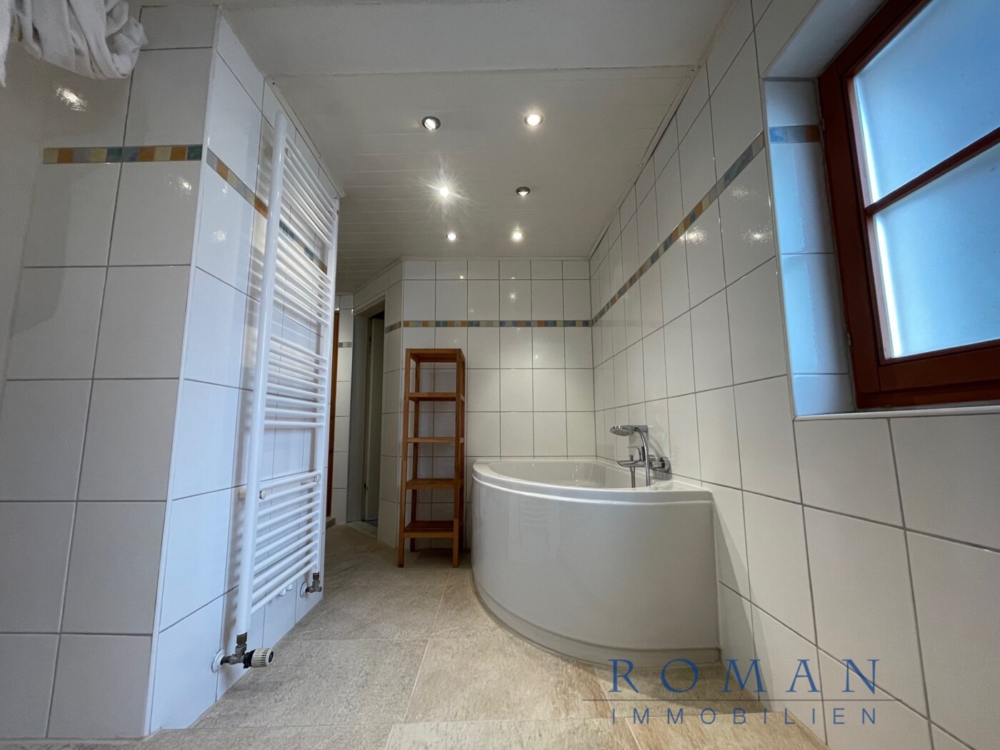 1. OG: Großes Badezimmer - Badewanne