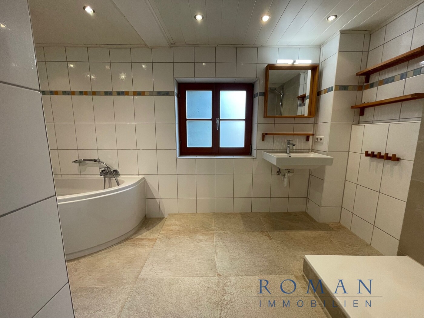 1. OG: Großes Badezimmer mit Fenster