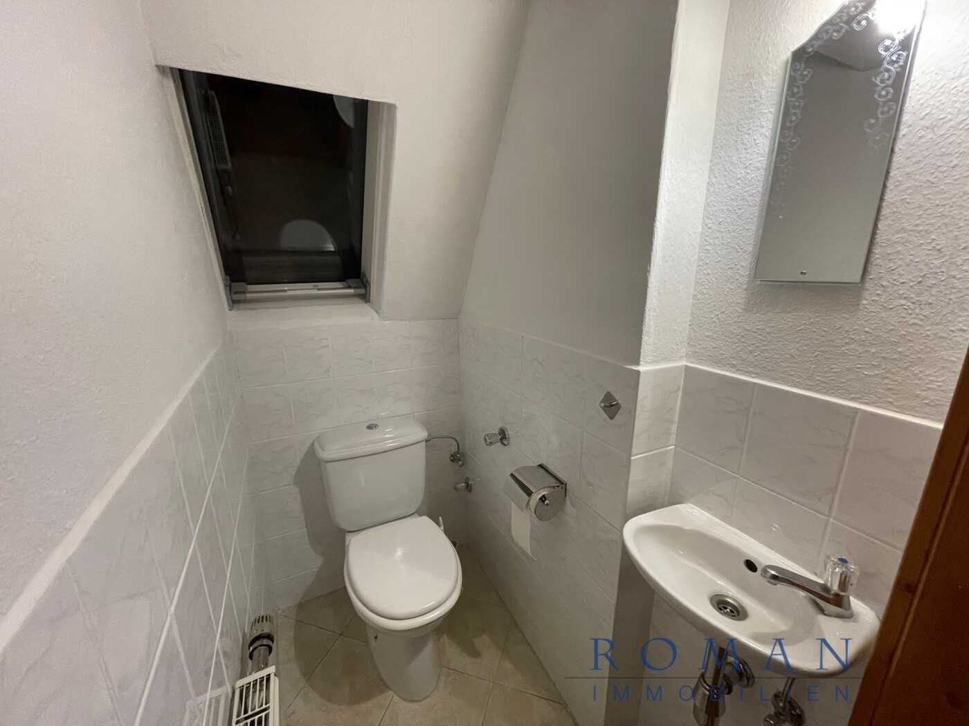 2. OG: Separates WC mit Waschbecken und Fenster 