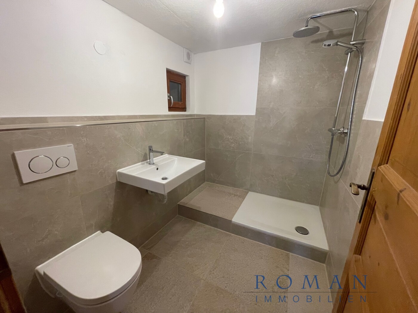 2. OG: Kleines Badezimmer mit Dusche und Fenster