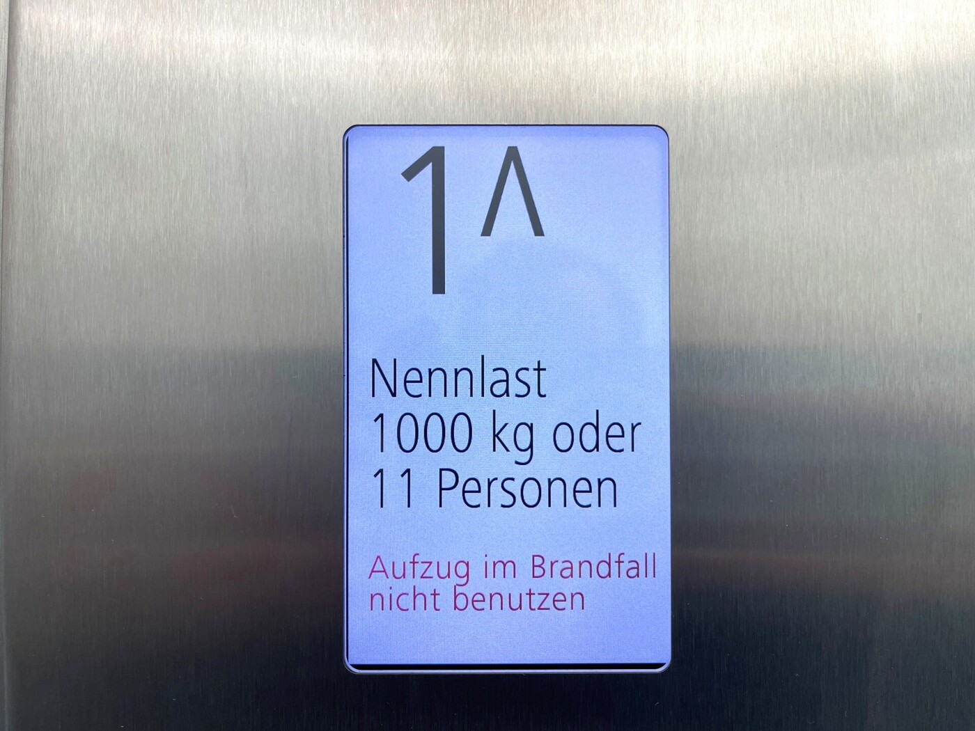 Plakette im Aufzug