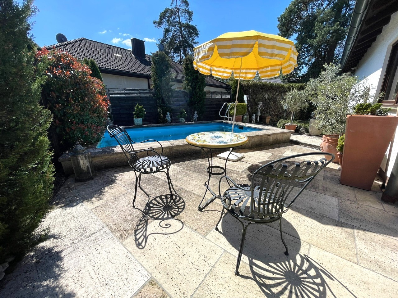 Kleine Terrasse am Pool