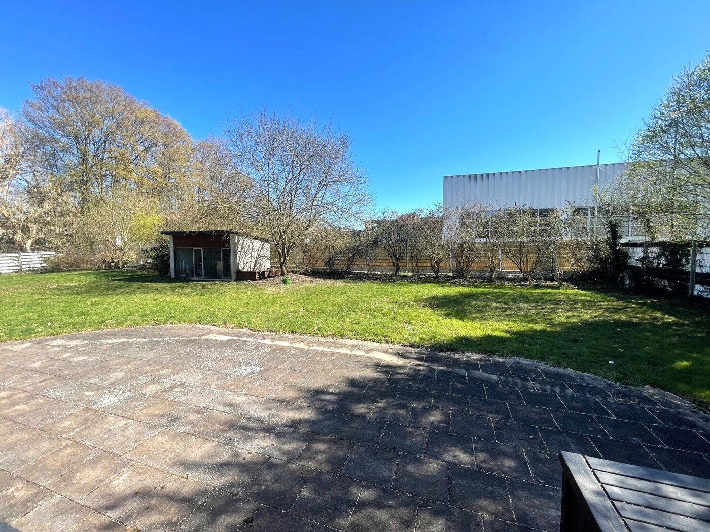 Blick von der Terrasse in den Garten