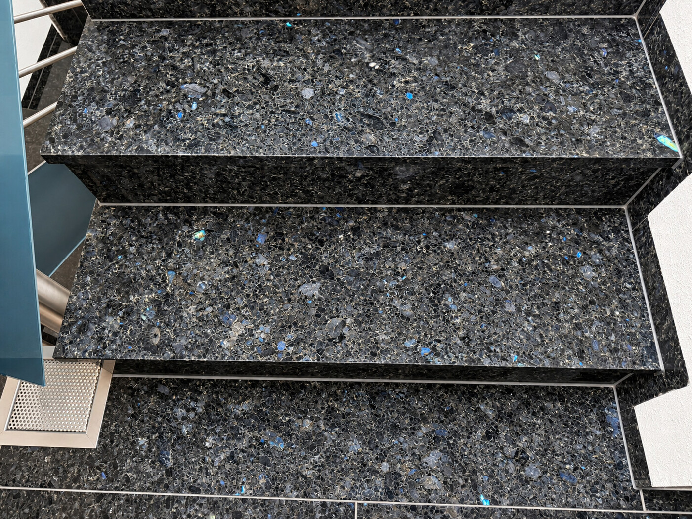 hochwertige Treppen aus Blue Pearl