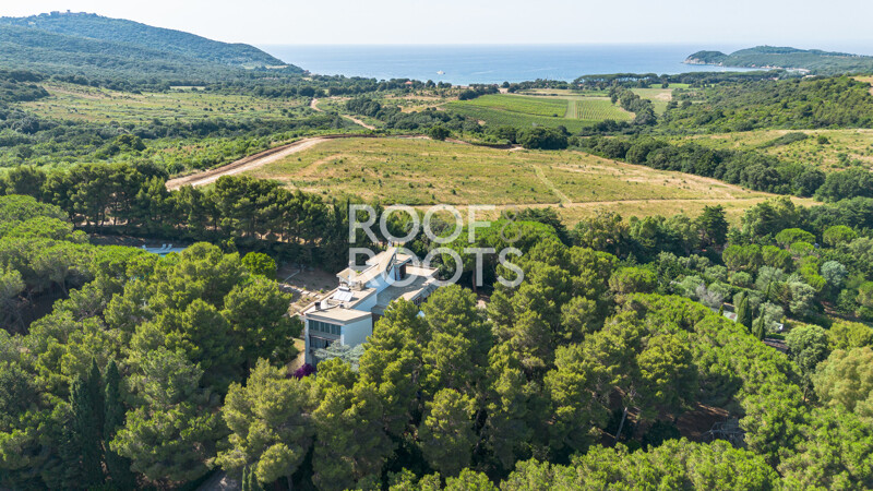 Villa élégante avec piscine et vue sur la mer entourée par la nature à Baratti