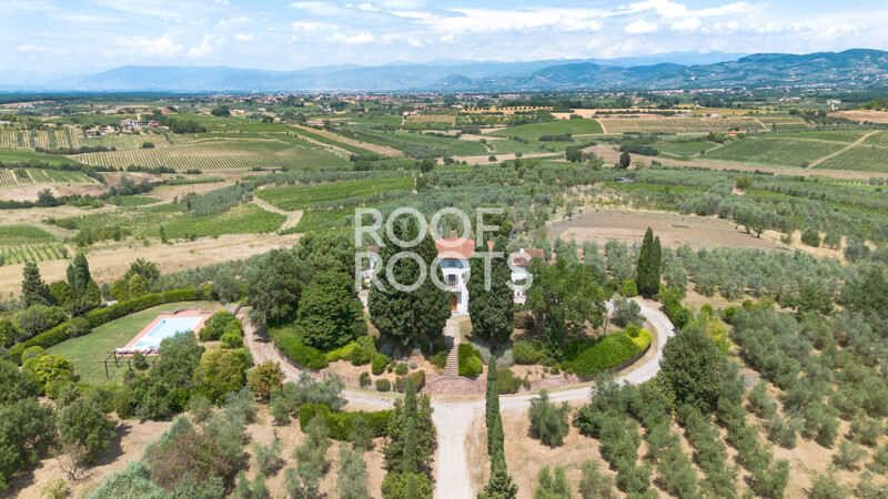 Prestigiosa Villa Storica con Vista Sulle Colline e Piscina Panoramica