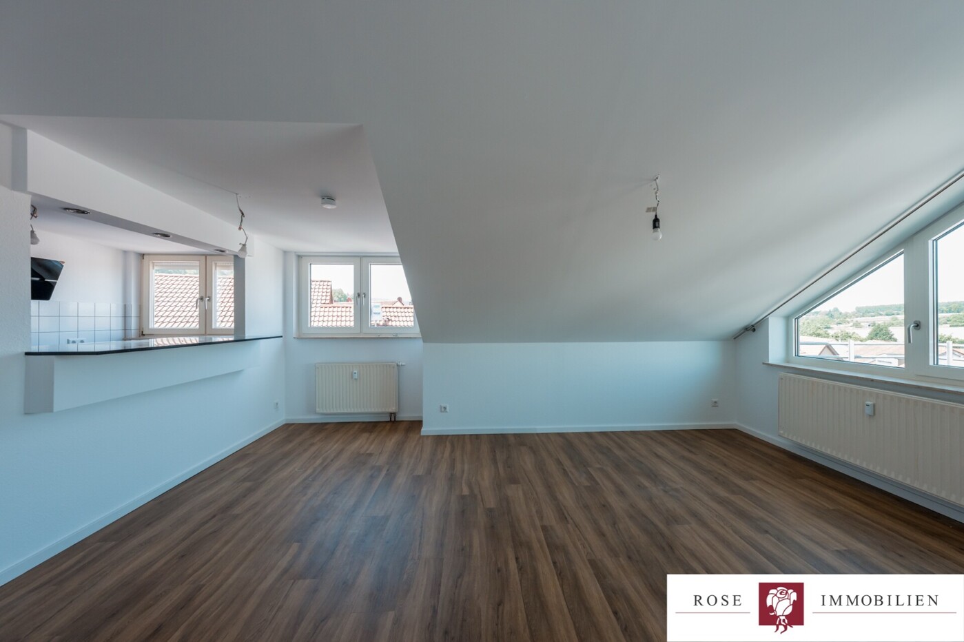 Wohnzimmer mit Küche Bild 2