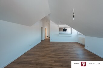 Wohnzimmer mit Küche Bild 1