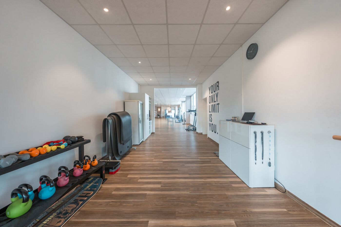 Durchgang Trainingsraum  (Physiotherapie)