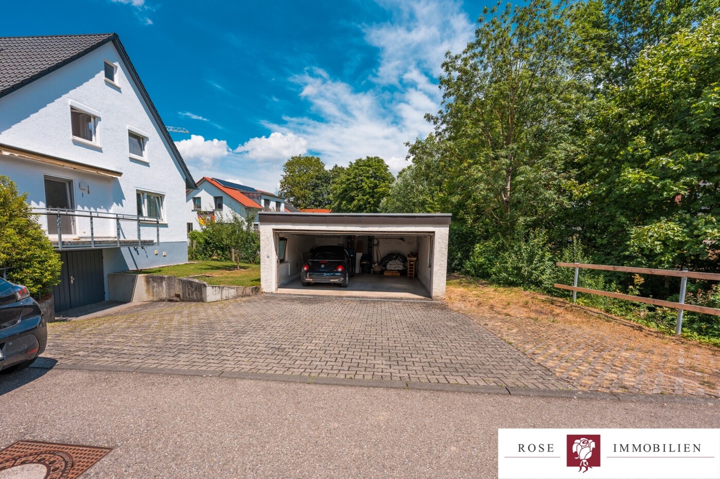 Hof mit Doppelgarage