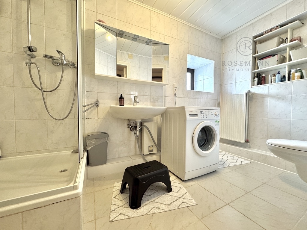 Badezimmer mit Fenster