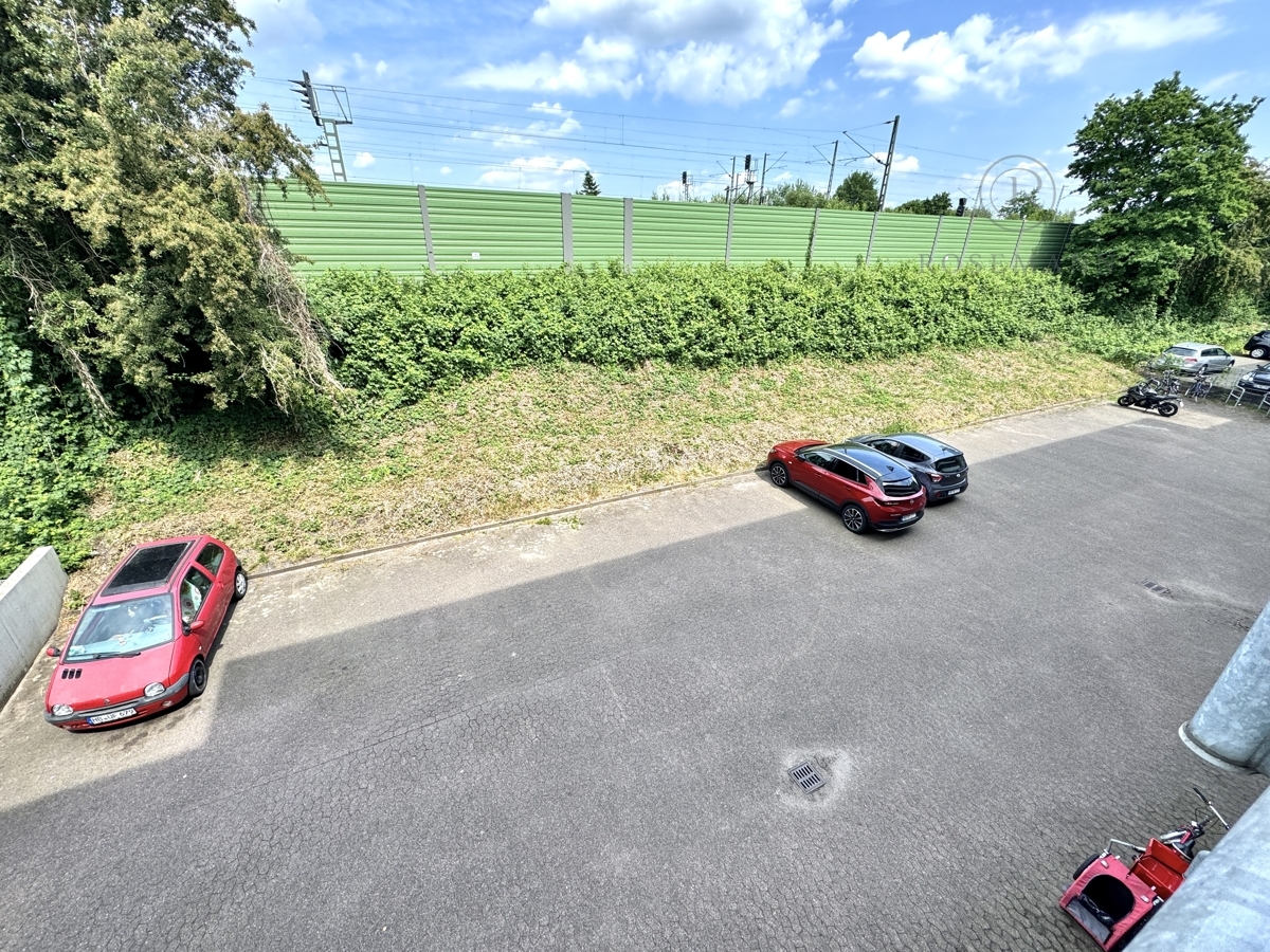 diverse Parkplätze im Hinterhof