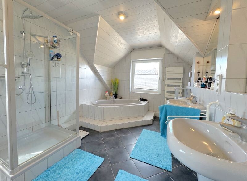 Im Merheimer Lehm 11_Badezimmer Blick Badewanne