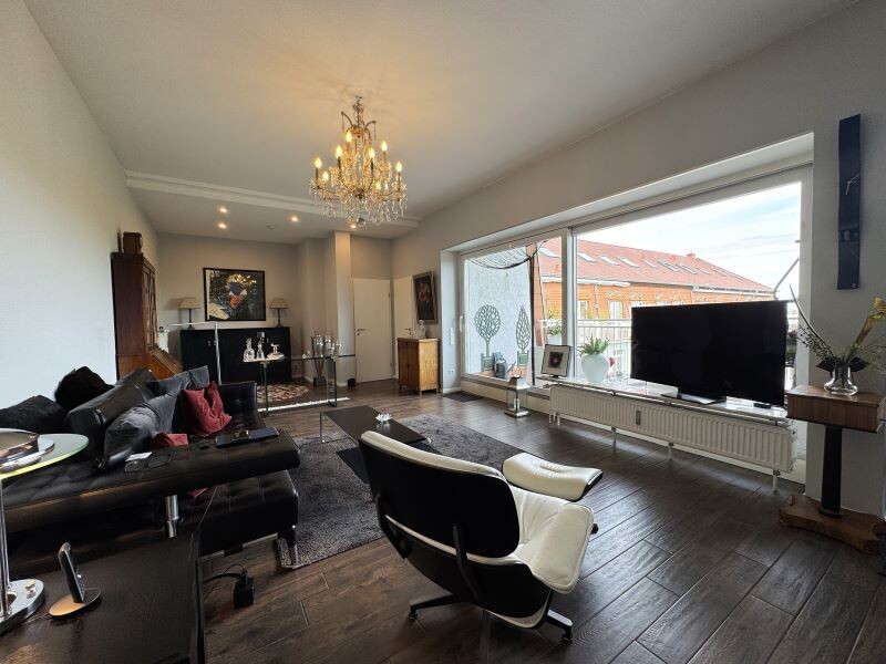 6369_Glehner Weg 41 D_Wohnzimmer mit Blick zur Loggia