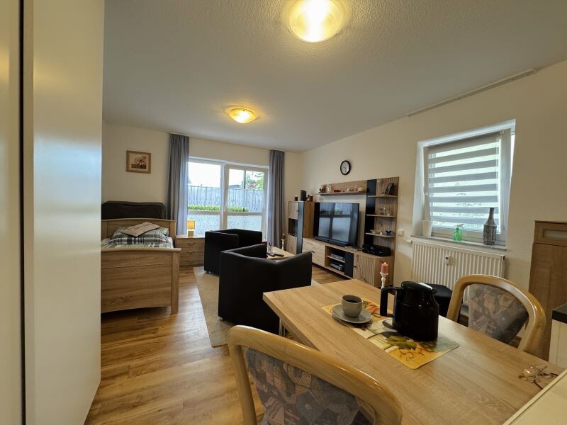 6373_Nettesheimer Weg 30_Wohn- und Schlafraum mit Terrasse