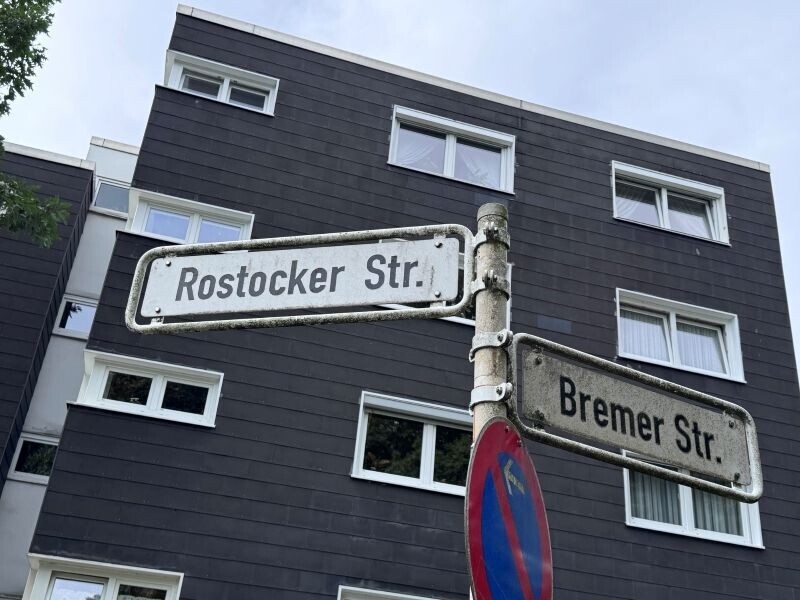 6394_Rostocker Str. 14_Straßenschild