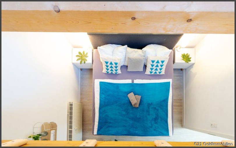 Großes Bett im Schlafzimmer 