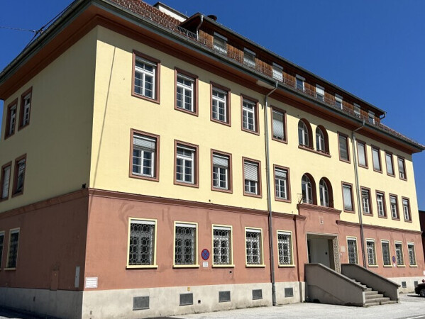 Straßenansicht mit P