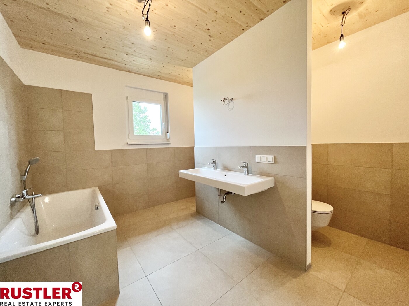 Badezimmer mit Wanne