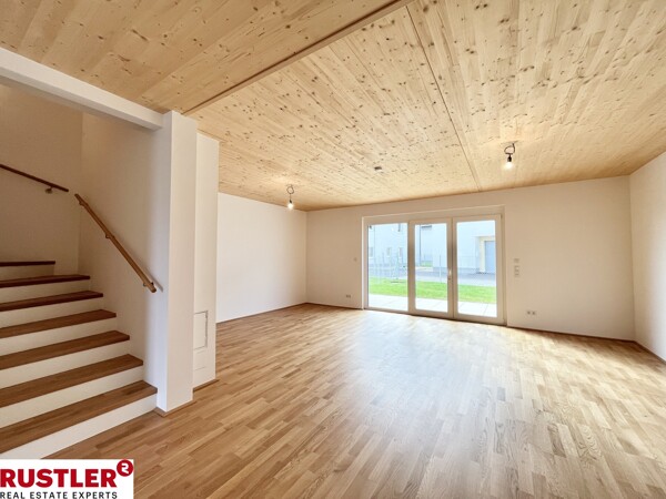 Wohnraum mit Treppenaufgang