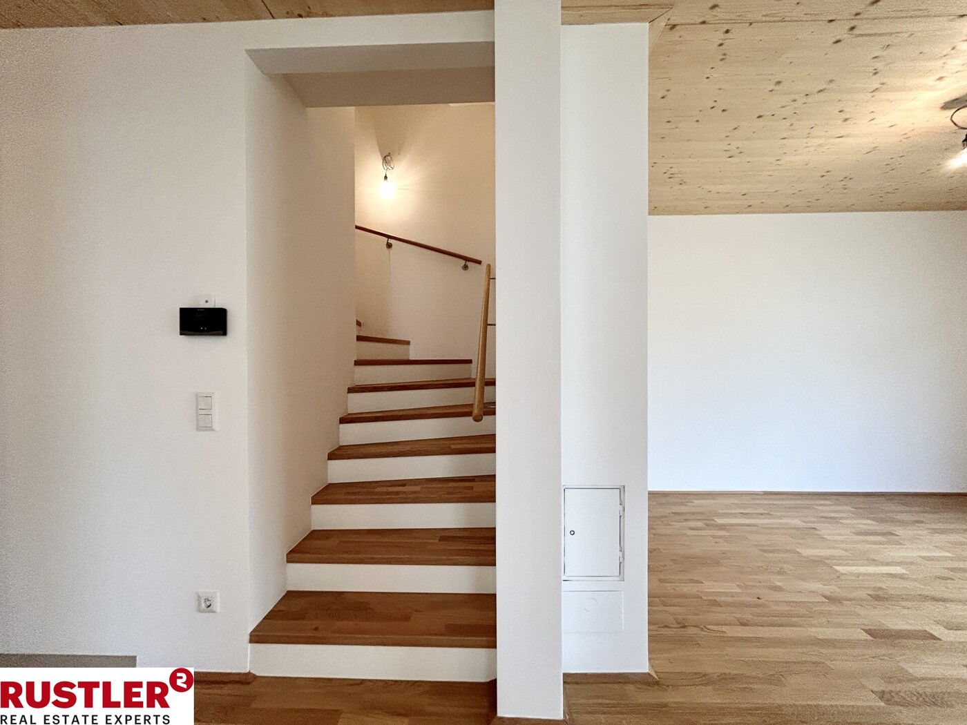 Wohnraum mit Treppenaufgang