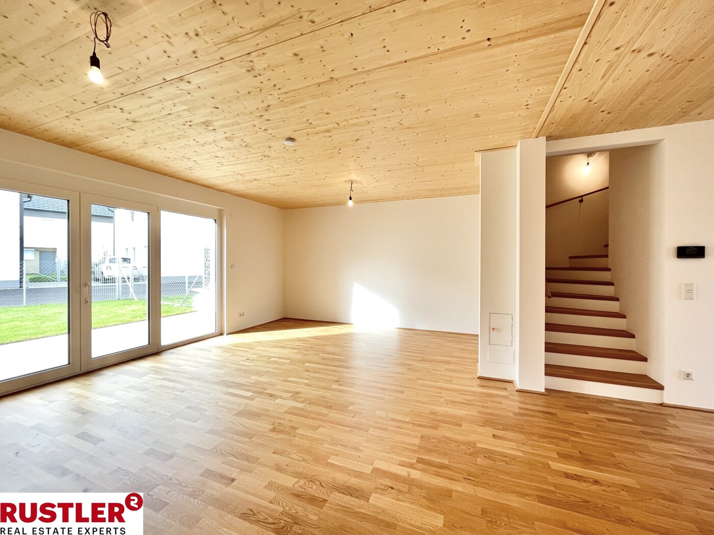 Wohnraum mit Treppenaufgang