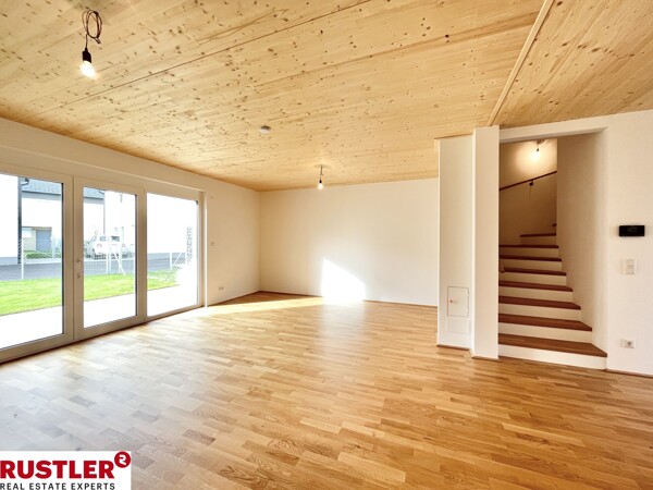 Wohnraum mit Treppenaufgang