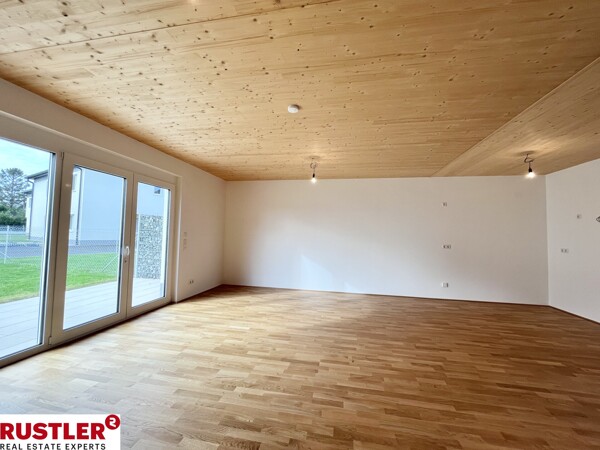 Wohnzimmer mit Ausgang Terrasse